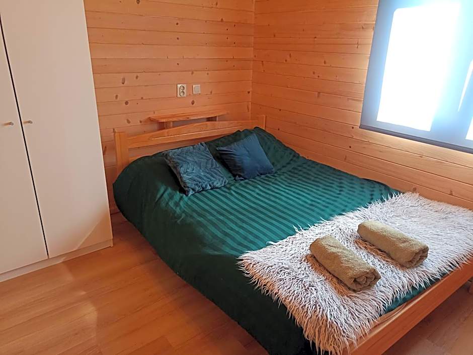 Domki i apartamenty nad jeziorem solińskim z basenem I widokiem na góry