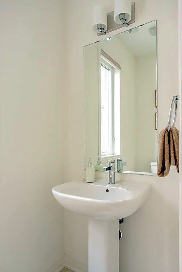 Stylish 4br Fast Wifi Sleeps 10