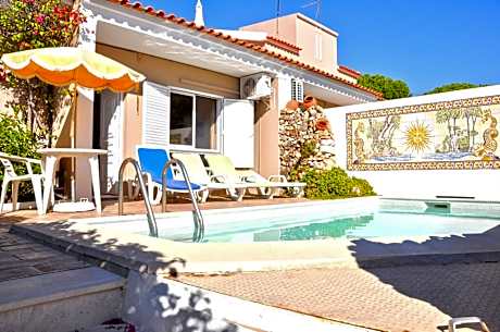 A modern, comfortable and well equipped linked villa with private pool and A/c