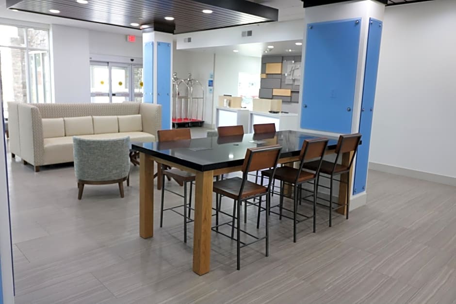 Holiday Inn Express & Suites Coffeyville By IHG