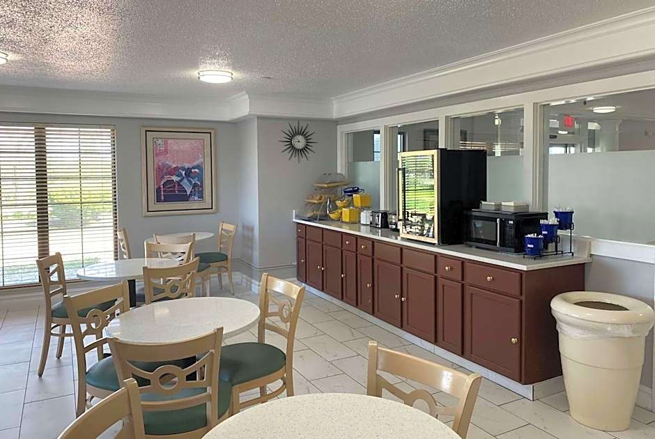 Days Inn & Suites by Wyndham Arlington Heights