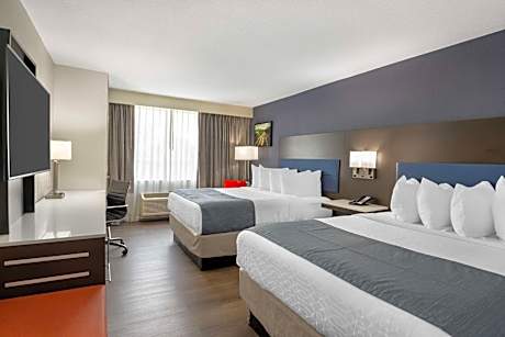 Queen Room with Two Queen Beds and Bath Tub - Disability Access