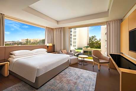 Junior Suite, Club Lounge Access, 1 King Bed - INR 1000 F&B Credit, 1+1 on Selected Beverages (Happy Hours 17:00 -19:00 Hrs)