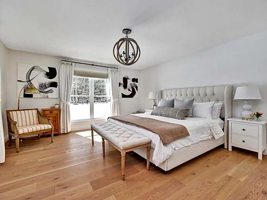 Gorgeous private retreat with hot tub