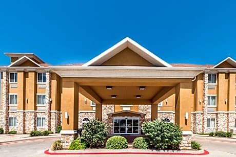 Days Inn & Suites by Wyndham Cleburne TX