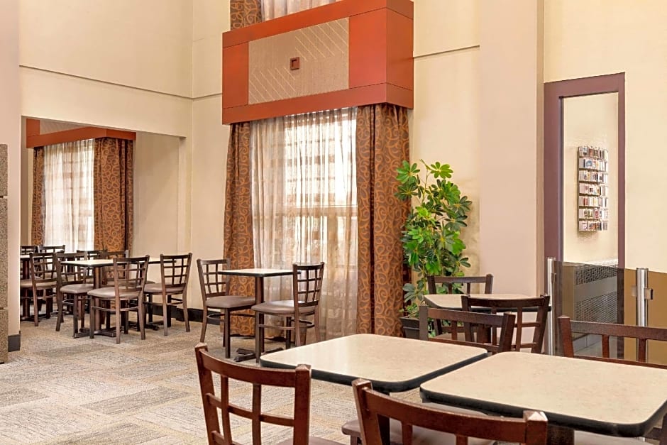 Travelodge by Wyndham Oshawa Whitby