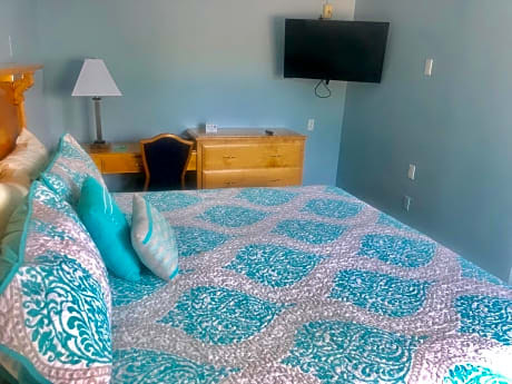 Partial Ocean View 1 King Bed