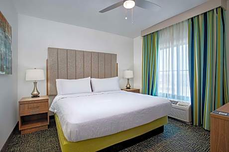 1 King Bed 1 Bedroom Boardroom Suitenosmoking