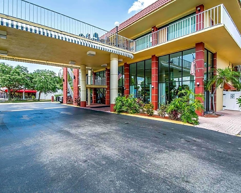 Quality Inn & Suites At Tropicana Field