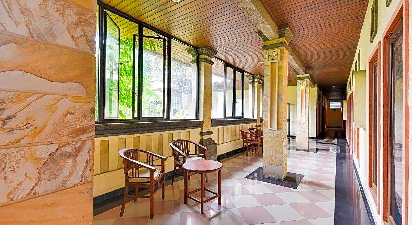 Super OYO Townhouse Oak Maxi Hotel Legian