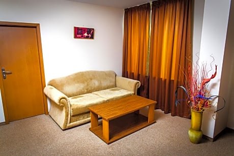 Suite (2 Adults + 1 Child)-Free Parking
