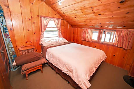 Queen Room with En Suite Bathroom