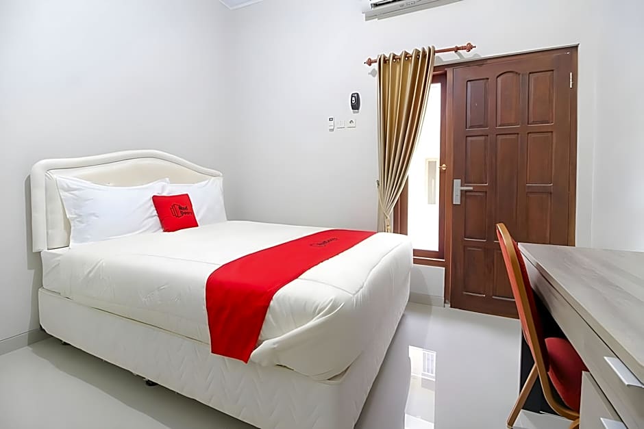 RedDoorz Plus near STIE YKPN