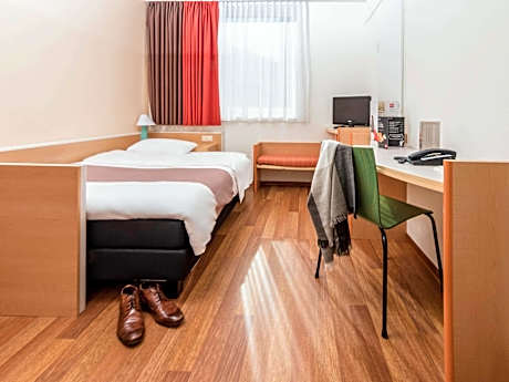 Standard room, accessible with 1 double bed (140x200cm), new sleep comfort concept
