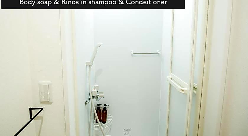 IZA Enoshima Guest House & Bar