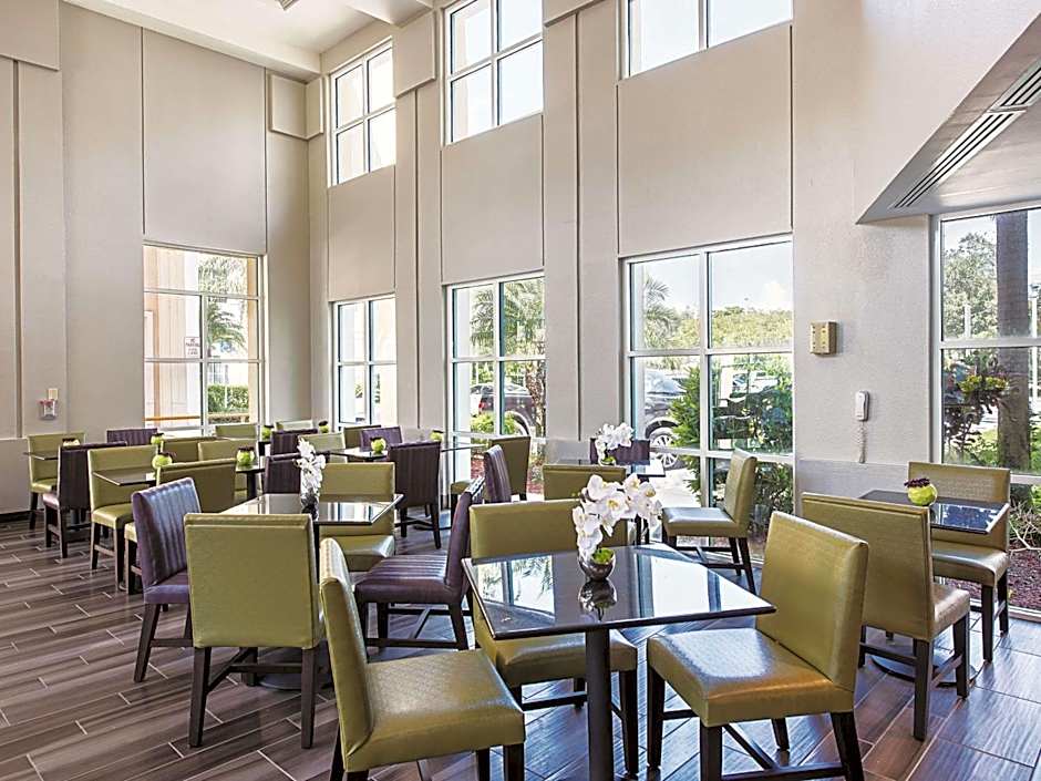 La Quinta Inn & Suites by Wyndham Plantation At Southwest 6th Street
