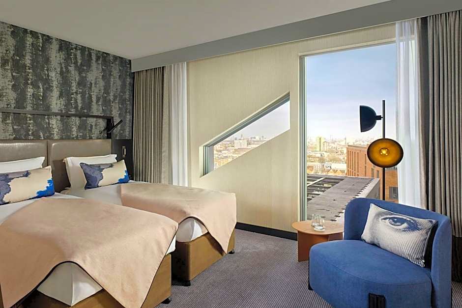 Montcalm East, Autograph Collection