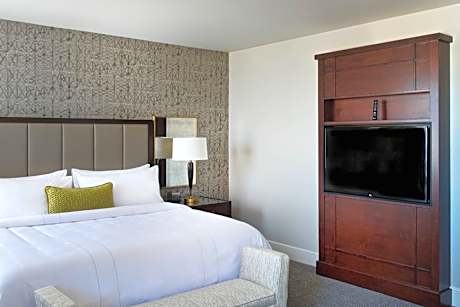 Large King Room with Sofa Bed and Roll-in Shower - Mobility Accessible