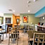 Moulton Inn & Suites By OYO