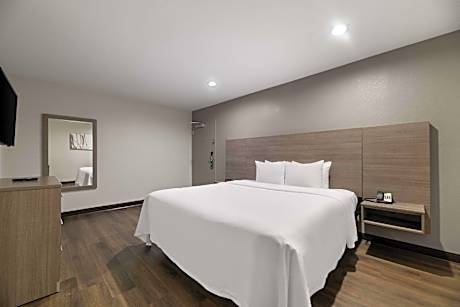 King Suite with Roll-In Shower - Disability Access/Non Smoking