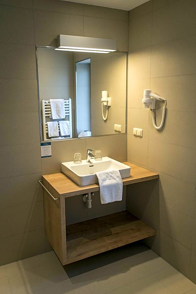 Hotel Locker & Legere