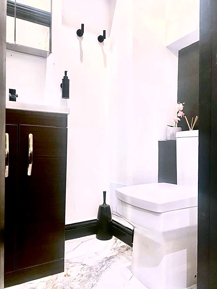 Duke and Duchess Apartments and Rooms - Private in Room Hot Tub Suites