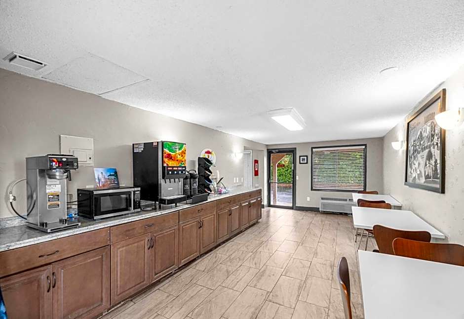 Super 8 by Wyndham Lantana West Palm Beach