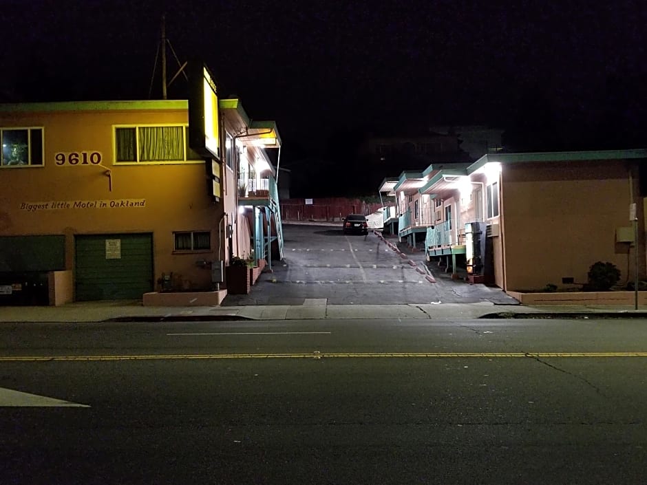 TRAVIS LODGE MOTEL 16