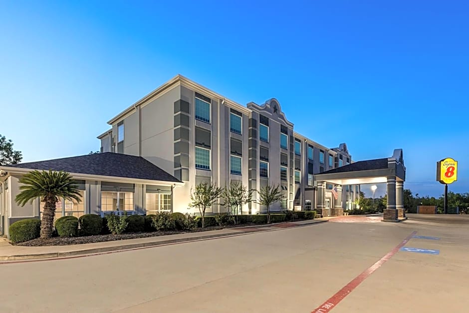 Super 8 by Wyndham San Antonio/Alamodome Area