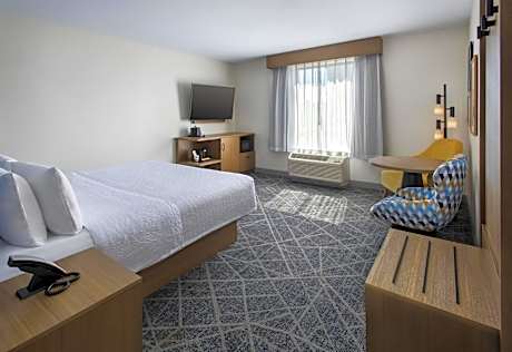 King Room with Accessible Tub - Mobility and Hearing Access/Non-Smoking