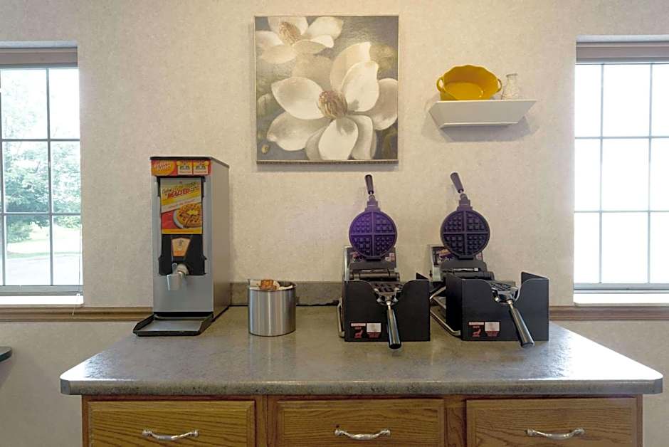 Super 8 by Wyndham Greenfield