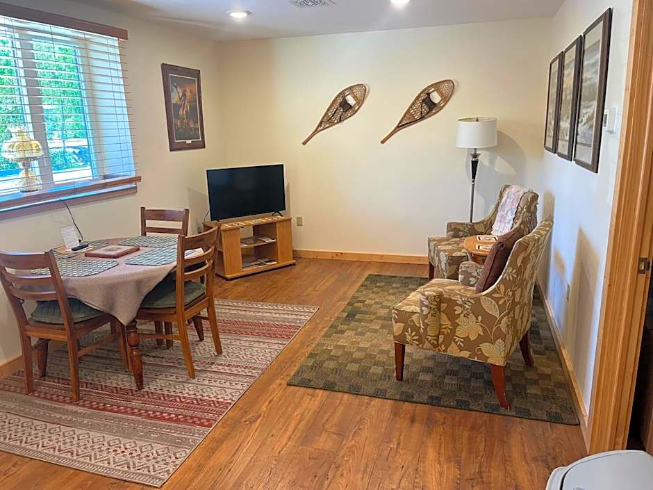 Creekside Downtown Vacation Suites, Only Adults 25 or older