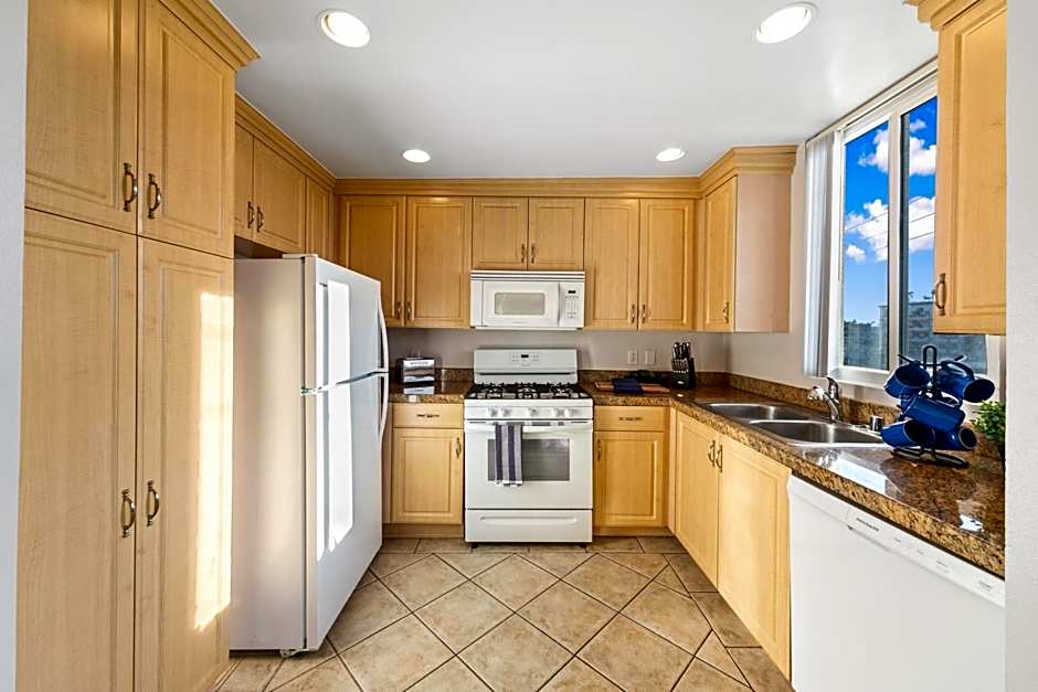 Beverly Hills Penthouse 2 BR Apt with Parking 407