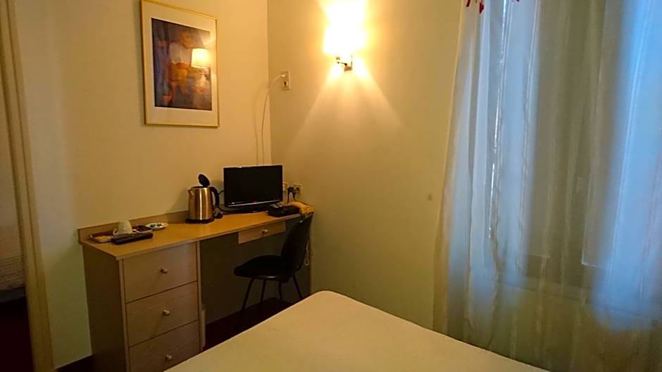 Photo 1 of 3 of Quadruple Room