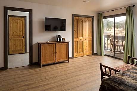 Deluxe Suite (2 Adults)