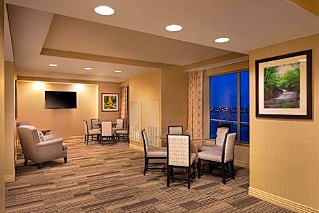 Club level, Executive Suite, 1 King, Sofa bed, River view, High floor