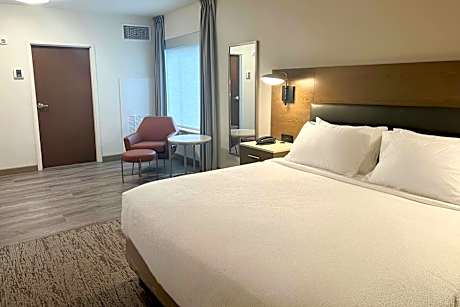 Executive King Room with Tub - Mobility and Hearing Accessible