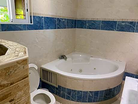 Deluxe Suite with Spa Bath
