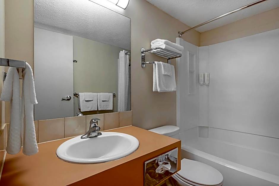 Econo Lodge Inn & Suites