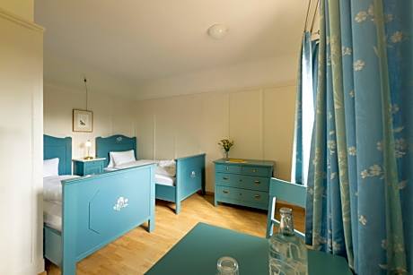 Budget Twin Room with Shared Bathroom