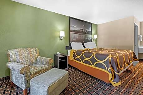 1 King Bed, Non-Smoking