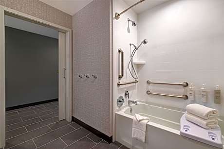 2 Queens Mobility/Hearing Accessible Bathtub