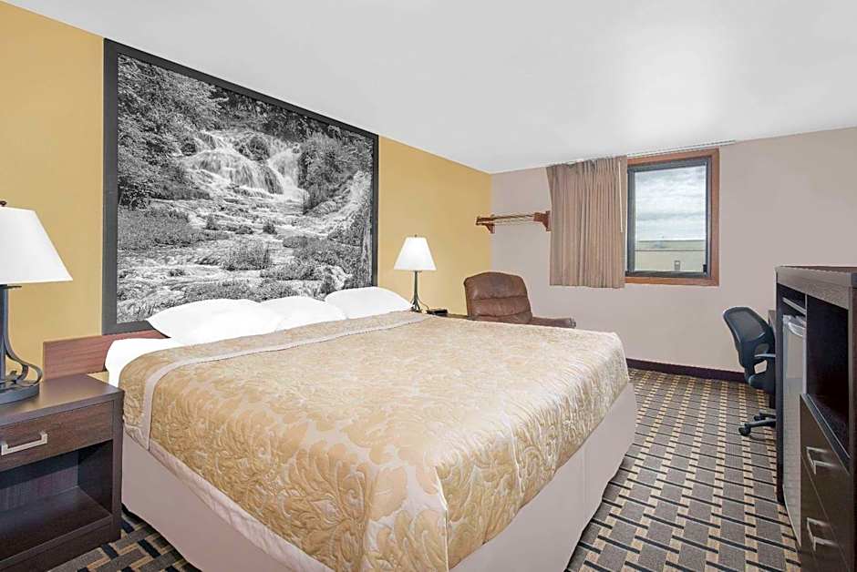 Super 8 by Wyndham Watertown