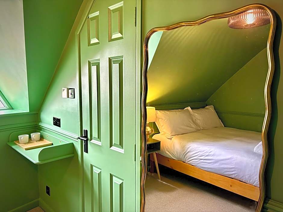 ROOMS AT THE QUAYSIDE - stylish en-suite rooms on Poole Quay all fully refurbed