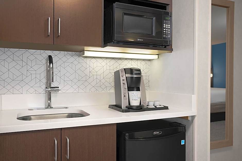 Holiday Inn Express & Suites Alexandria - Fort Belvoir By IHG
