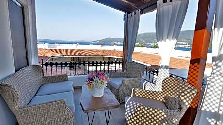 Deluxe Double Room with Balcony and Sea View
