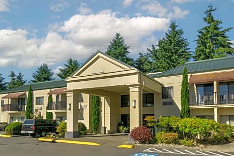 Best Western Plus Plaza by the Green