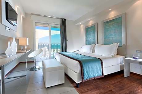 Beachfront Superior Room with balcony and pool access