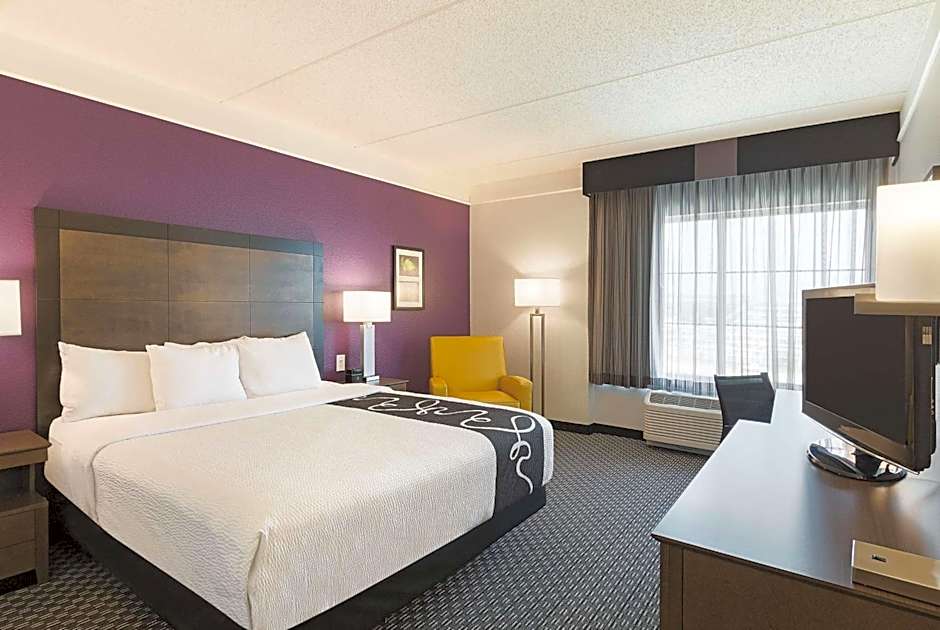 La Quinta Inn & Suites by Wyndham Arlington North Six Flags Drive