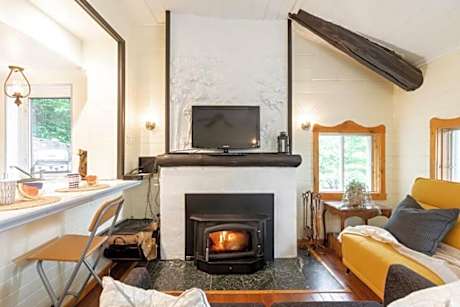 Chalet du Village - Rustic charm, lake - beach access